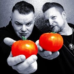 Die abNORMAN TOMaten vlnr. Norman & Tom